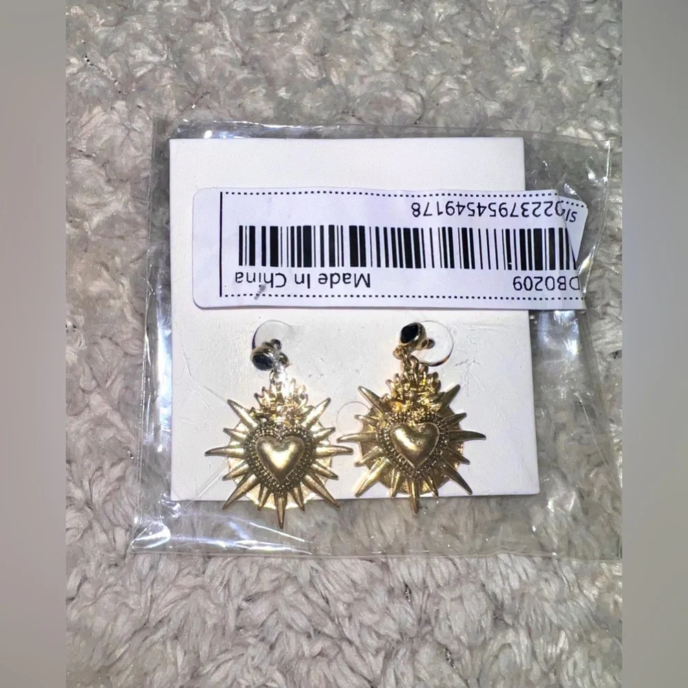 ⚜️🖤 Heart Decor Drop Earrings 🖤⚜️ Brand New - Picture 7 of 10